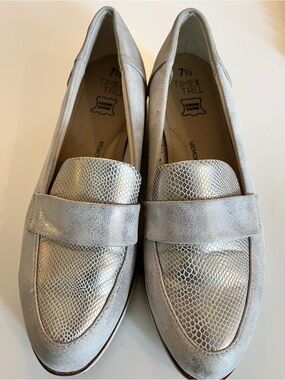 Women’s Time and Tru Metallic Silver Loafers - Size 7 1/2
